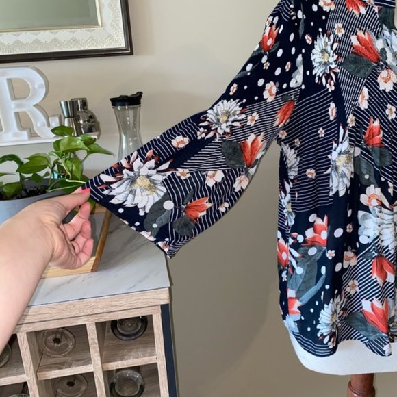 ✨2/$15 Spense Medium Black sheer floral blouse - Picture 5 of 9